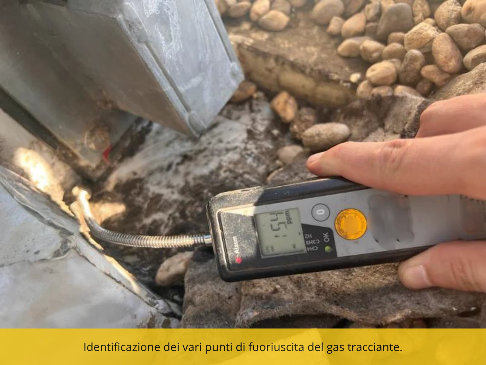 Rilevatore elettronico appoggiato alla base di un muro per individuare i punti di fuoriuscita del gas tracciante.