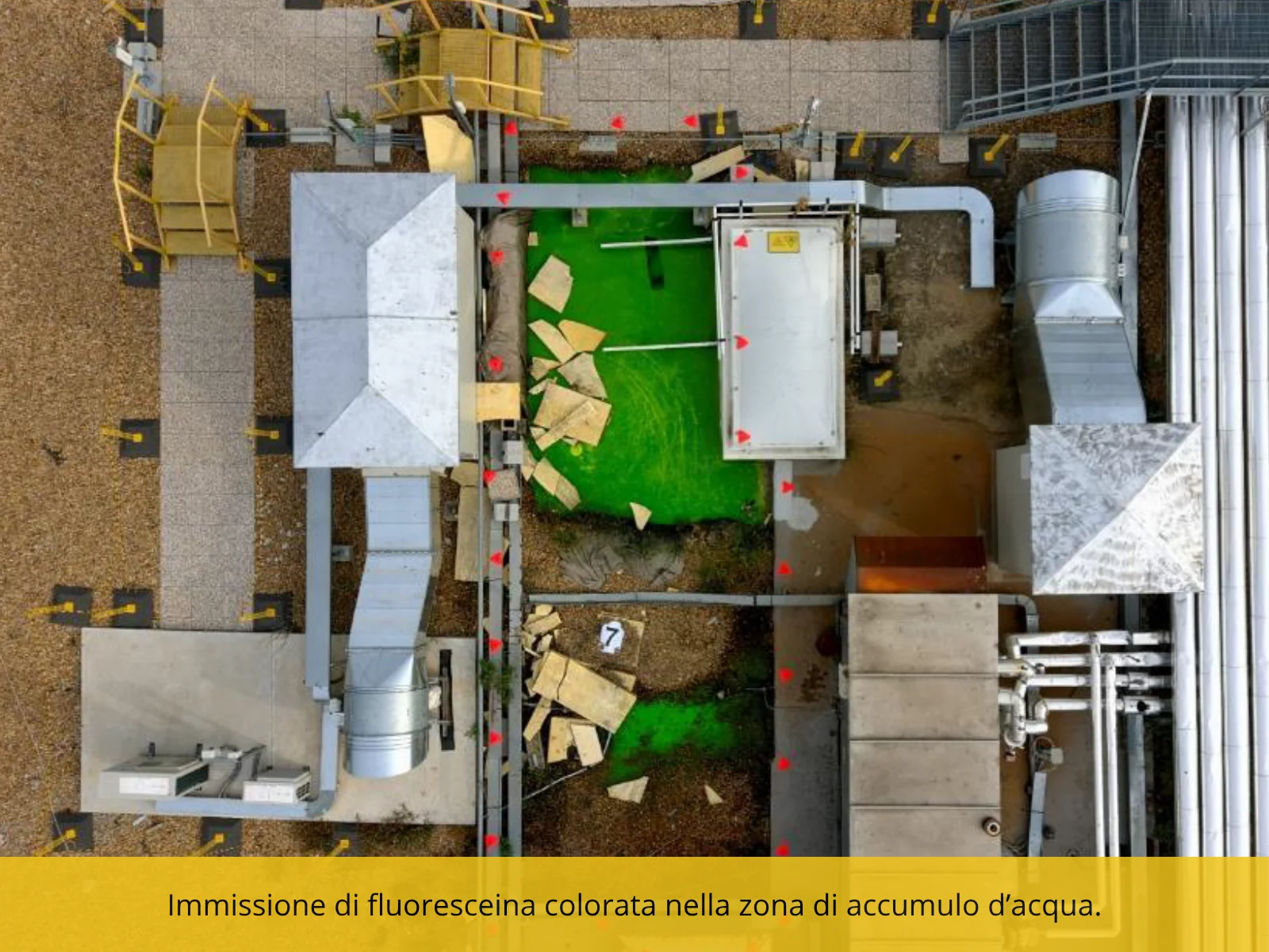 Ripresa dall'alto di un'area tecnica in cui è stata immessa fluoresceina: l'acqua accumulata è diventata verde.