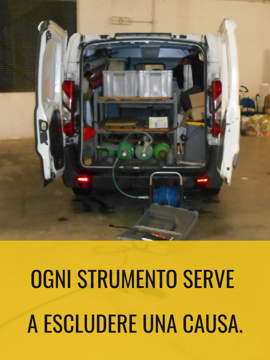 Il cassone di un furgone aperto, pieno di strumentazione diagnostica, con la frase «ogni strumento serve a escludere una causa».