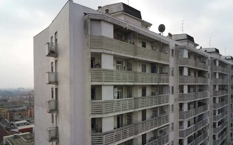 Edificio condominiale di più piani visto dall'esterno.