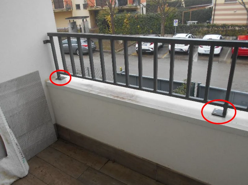 Parapetto e nodo esterno da cui risultava passaggio d'acqua.