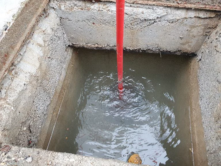 Pozzetto d'ispezione aperto lungo il percorso della rete.