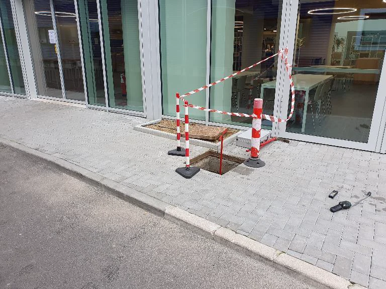 Area circoscritta indicata per l'apertura, in corrispondenza di una saracinesca.