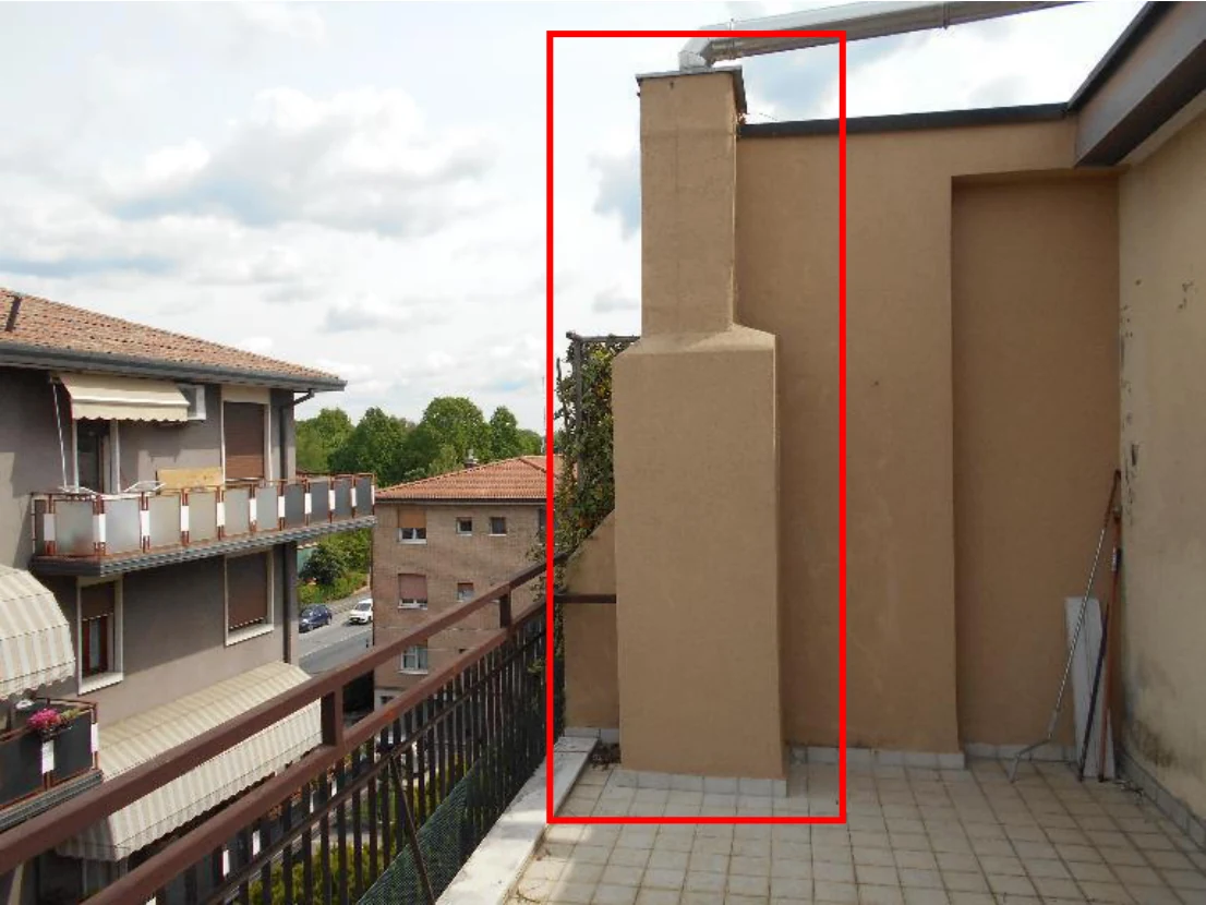 Canna fumaria esterna in muratura addossata alla terrazza, riquadrata in rosso.