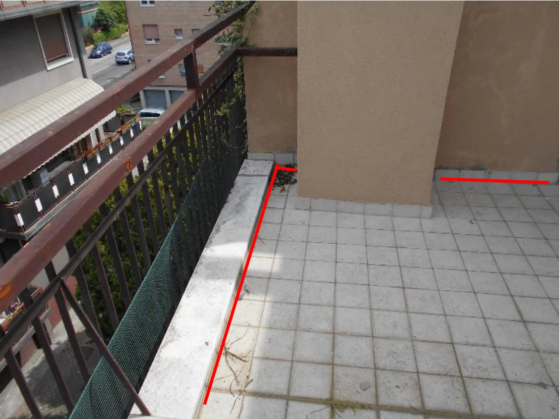 Terrazza pavimentata con la linea di intersezione fra pavimento e parapetto segnata in rosso.