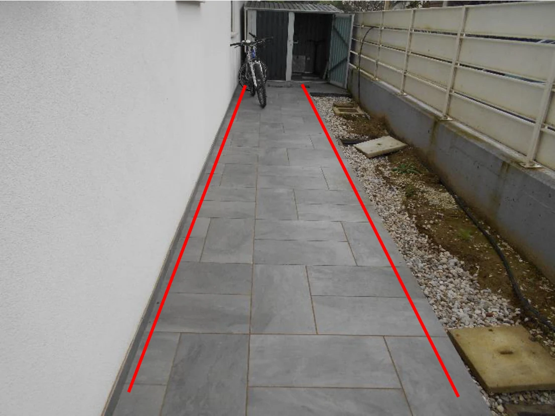 Marciapiede perimetrale lungo il fianco del fabbricato, con lo sviluppo interessato segnato in rosso.