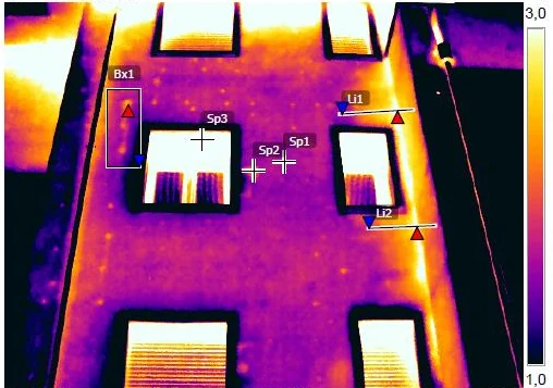 Termogramma di una facciata: attorno al serramento la temperatura superficiale è nettamente diversa dal resto della parete.