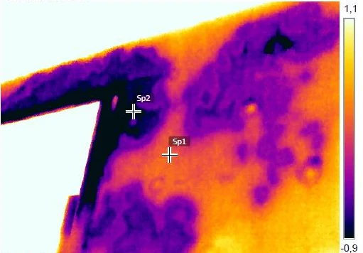 Termogramma della facciata con zone scure irregolari distribuite sulla superficie del cappotto.