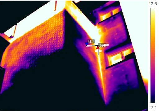 Termogramma di uno spigolo dell'edificio con la linea verticale più fredda del resto della facciata.