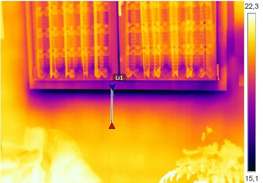 Termogramma interno di un davanzale, con la fascia fredda lungo l'appoggio della finestra.