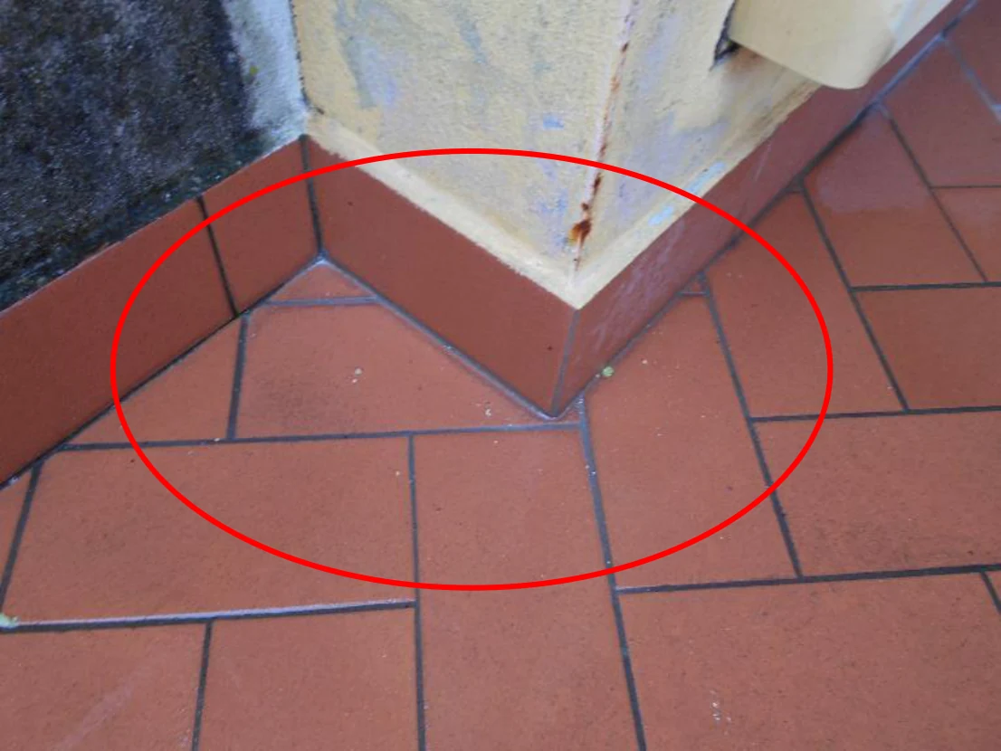 Angolo della pavimentazione del cortile, cerchiato in rosso.
