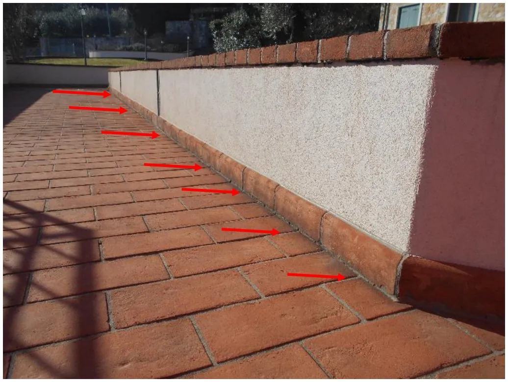 Le frecce seguono la linea di contatto fra la pavimentazione del cortile e il battiscopa: il gas usciva lungo tutto lo sviluppo.