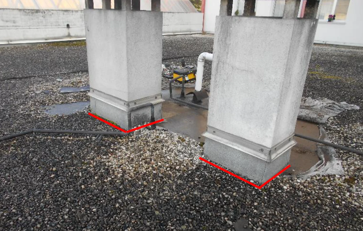 Base di due comignoli sulla copertura piana, con il perimetro di raccordo segnato in rosso.