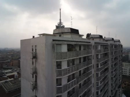 Ripresa da drone della sommità di un edificio alto, con i balconi visti dall'alto