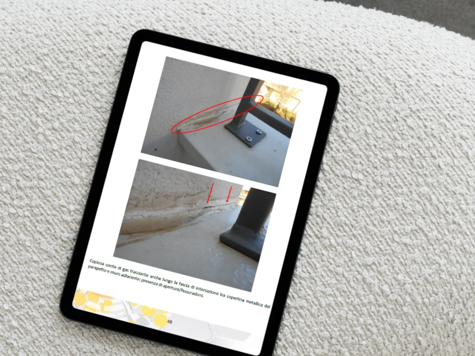 Pagina di relazione su tablet: due fotografie del parapetto di una copertura, con cerchiature e frecce rosse sui punti da cui esce il gas tracciante.