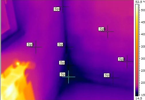 Termogramma dello stesso angolo: lo spigolo risulta più freddo del resto della parete, con i punti di misura della temperatura