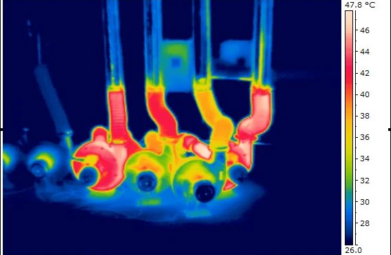 Termogramma di una batteria di pompe in uno stabilimento: le giranti e le mandate sono più calde del resto del gruppo