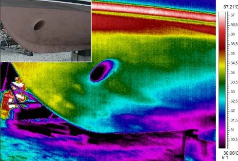 Termogramma della carena di un'imbarcazione in secca: una zona ovale attorno alla presa a mare risulta più fredda del laminato sano