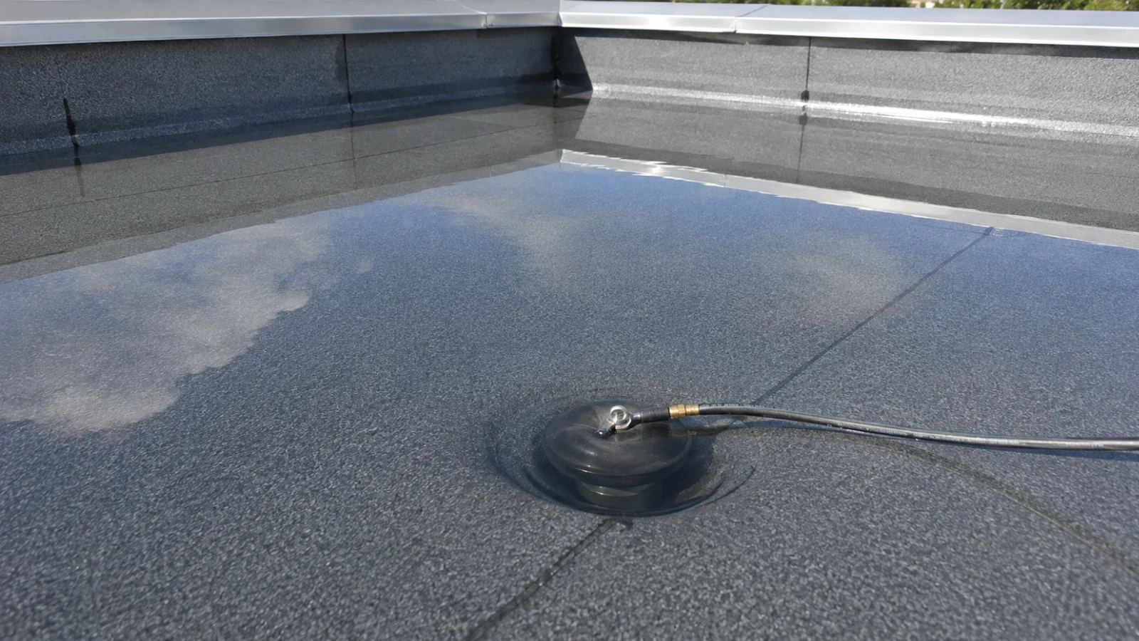 Terrazza allagata in prova controllata, con il tappo di tenuta inserito nello scarico.
