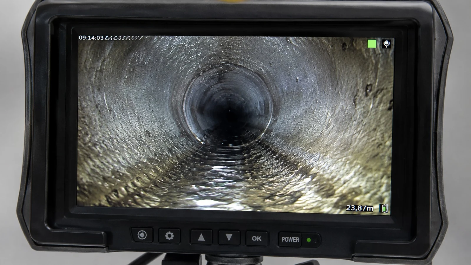 Monitor di una videoispezione che mostra l'interno di una condotta, con l'indicazione dei metri percorsi.