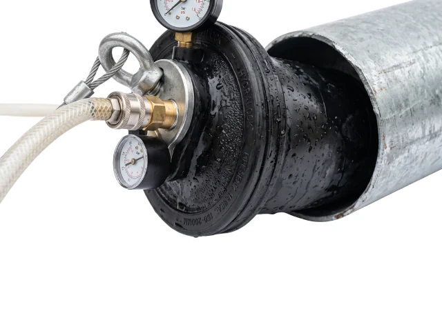 Otturatore pneumatico con manometro inserito in una tubazione.